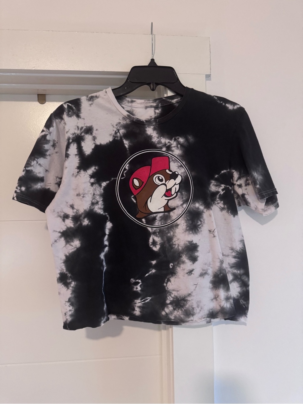 Buccee’s Black & White Tie-Dye Graphic Tee with Red Accent